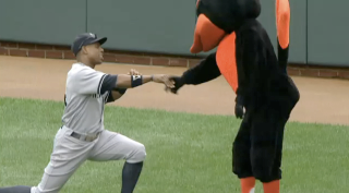Illustration for article titled Curtis Granderson And The Orioles's Mascot Shared A Moment This Afternoon
